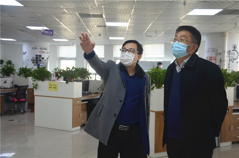 中共安陽市委統(tǒng)戰(zhàn)部副部長(zhǎng)、市工商聯(lián)黨組書記郭洪俠一行調(diào)研安陽青峰防疫工作和復(fù)工復(fù)產(chǎn)情況