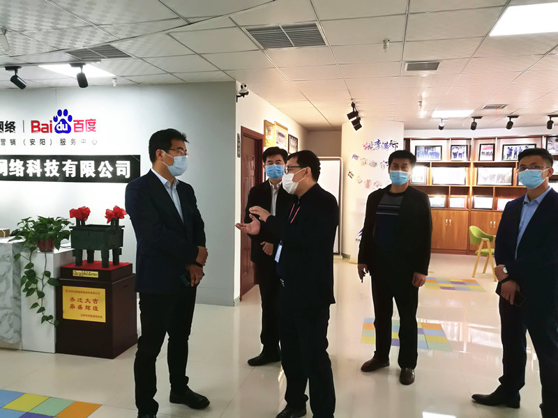 安陽市商務(wù)局副局長(zhǎng)張躍勇，攜同天津伍創(chuàng)電子商務(wù)有限公司李富民一行蒞臨安陽青峰網(wǎng)絡(luò)參觀指導(dǎo)?。? /></a></div>
                	<div   id=